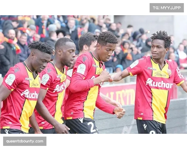 法甲争冠白热化巴黎领跑，里昂连胜朗斯创纪录三强鼎立